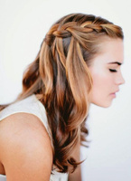 Плетение кос с локонами на длинные волосы