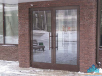Алюминиевые двери теплые в коттедж