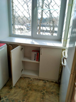 Шкаф холодильник под окном