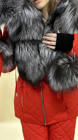 Алый зимний костюм с натуральным мехом чернобурки: куртка парка до -35 градусов и стеганые брюки на высокой посадке - Ва
