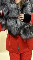 Алый зимний костюм с натуральным мехом чернобурки: куртка парка до -35 градусов и стеганые брюки на высокой посадке - Бе